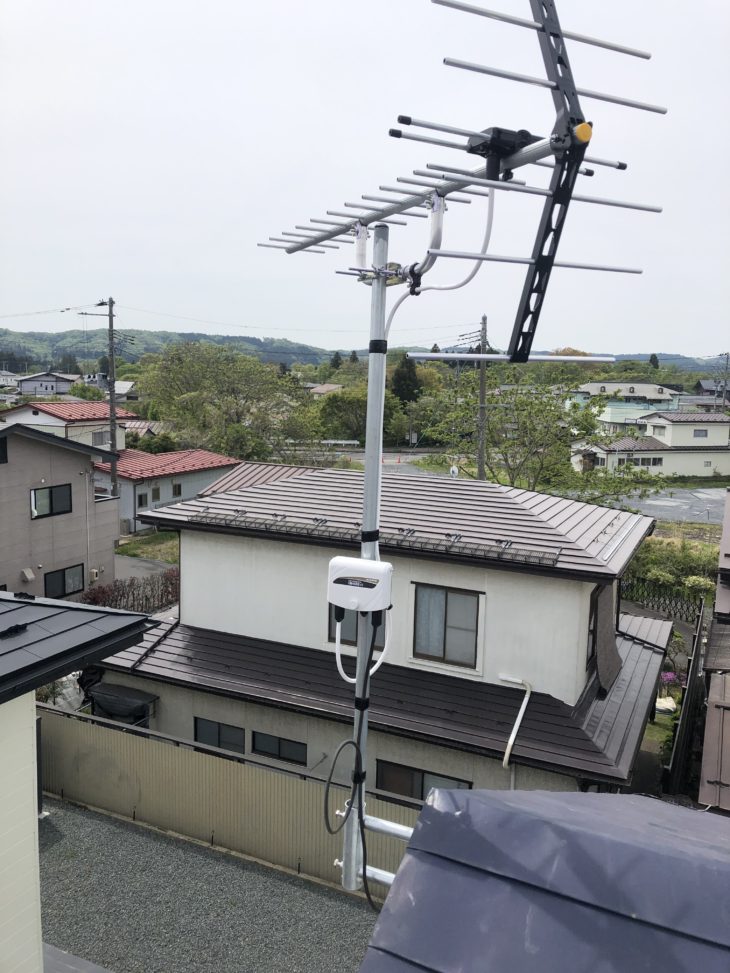   テレビが写らなくなってしまった　外に出てみたら　アンテナの配線がはずれてるみたい